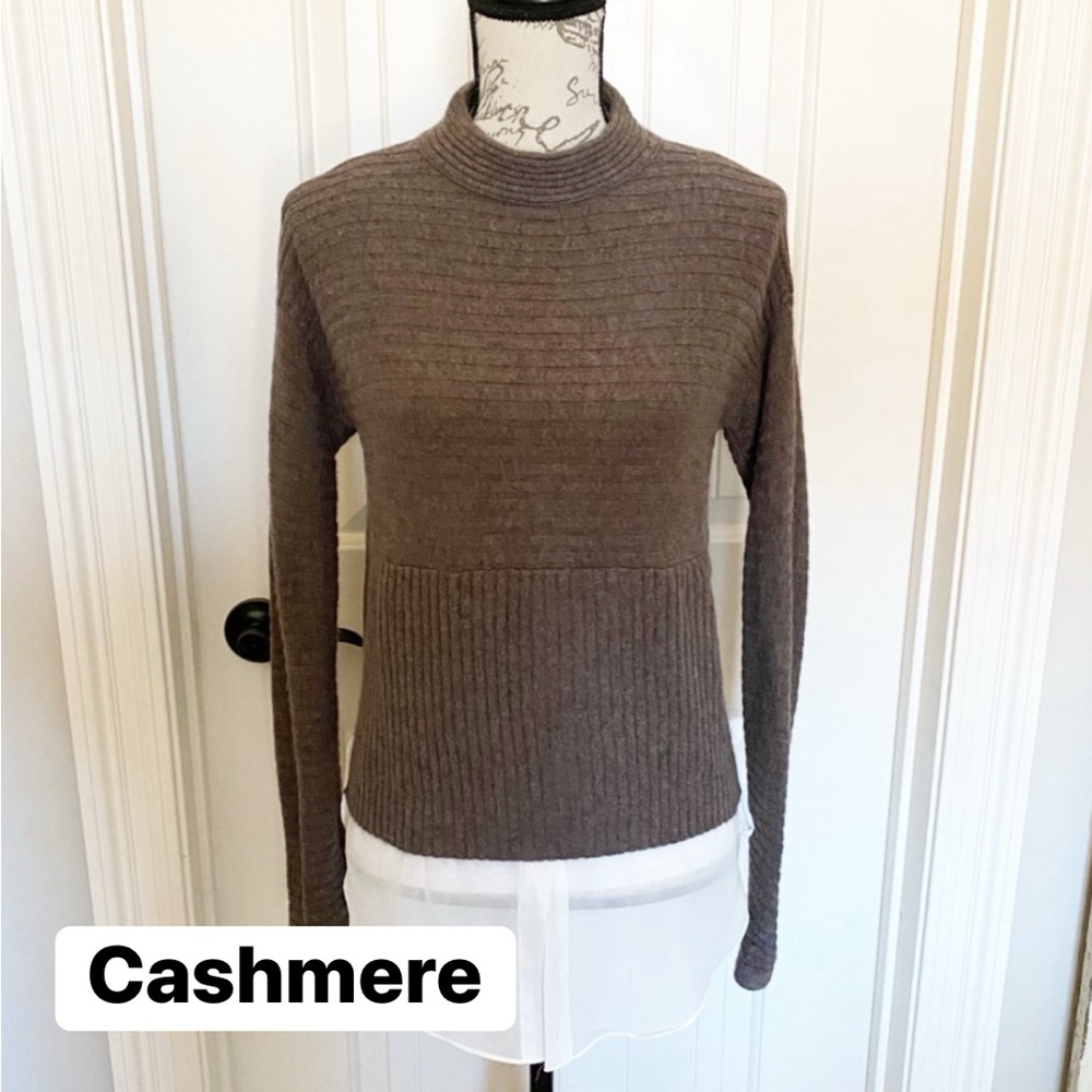100% Cashmere Brown Ribbed Sweater With White Layer Blouse Trim